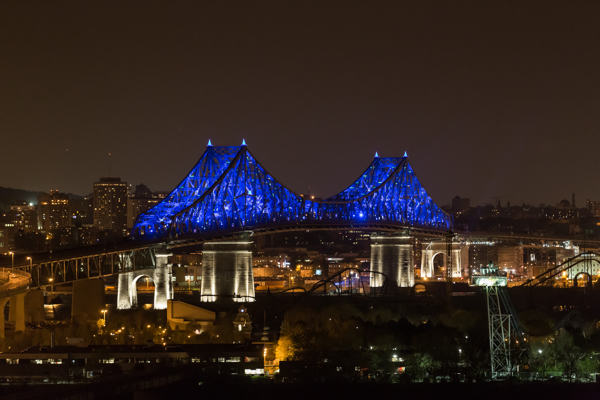 Montreal bridge changing colors 1